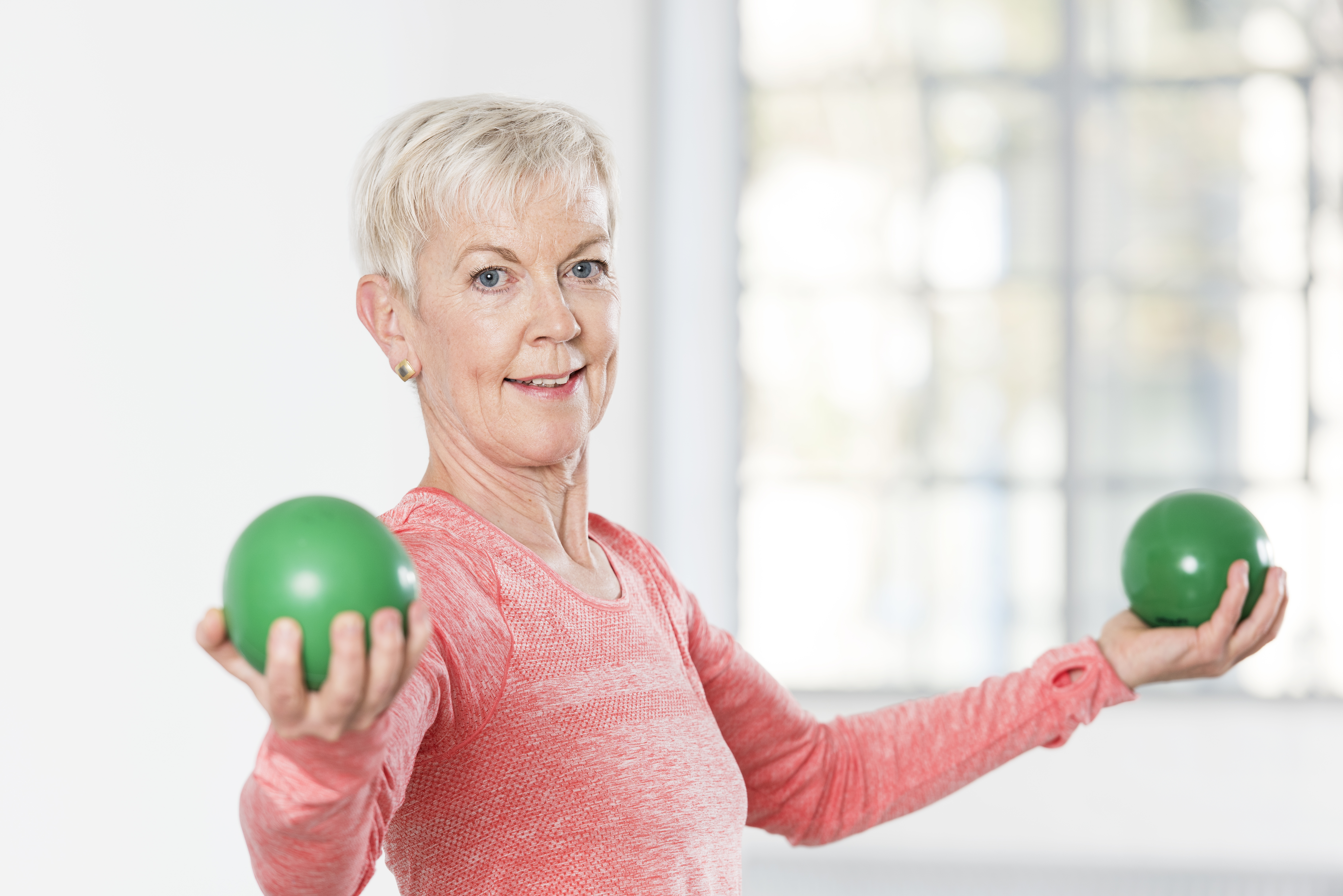 Theraband® - Soft Weight Ball, Gewichtsball 2,0 kg - grün